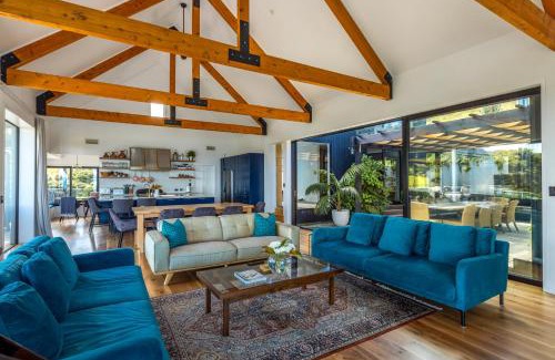 Omiha Casa | Te Whau Retreat - Whole Property - Be My Guest Waiheke