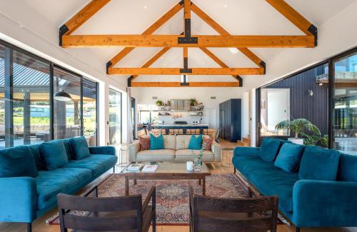 Omiha Casa | Te Whau Retreat - Whole Property - Be My Guest Waiheke