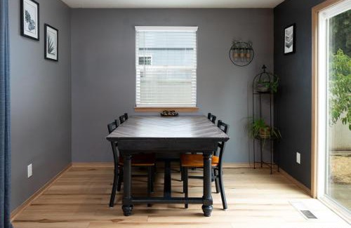 Albany Casa | Teak- a North Albany family home