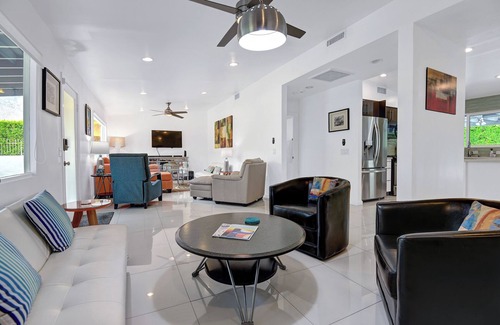 Sunrise Vista Chino Casa | Teal and Tangerine Retreat, Movie Colony East, Hot Tub, Pool, Dog Ok