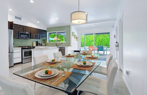 Sunrise Vista Chino Casa | Teal and Tangerine Retreat, Movie Colony East, Hot Tub, Pool, Dog Ok