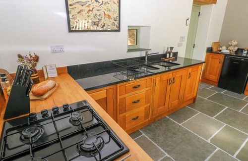 Castlemartin Cabaña | TEASEL, pet friendly, character holiday cottage in Pembroke