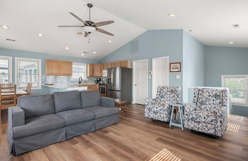 Colington Harbour Casa | Tech na Mara: Ensuite Bedroom | Private Boat Dock