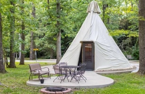 Manchester Cabina | Teepee - Experience something truly unique: A teepee with a door!