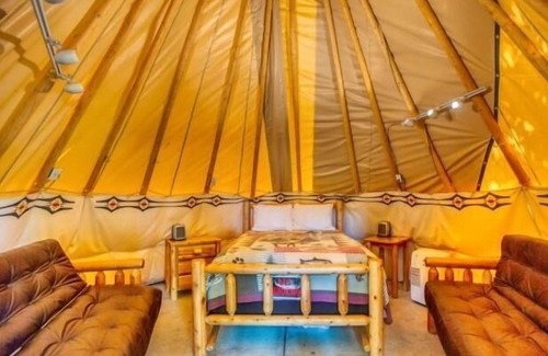 Manchester Cabina | Teepee - Experience something truly unique: A teepee with a door!