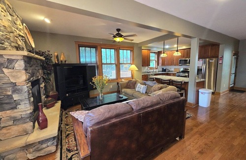 Silver Ridge Casa | Tees 'N Skis- Spacious 4 bedroom with Private Hot Tub near golfing, skiing and hiking