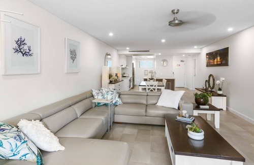 Palm Cove Apartamento | Temple Tranquility: Luxe Beachfront Retreat with Stunning Views