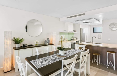 Palm Cove Apartamento | Temple Tranquility: Luxe Beachfront Retreat with Stunning Views