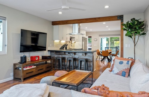 Templeton Casa | Templeton Creekside Cottage-Two en suites, wine fridge, pets ok!