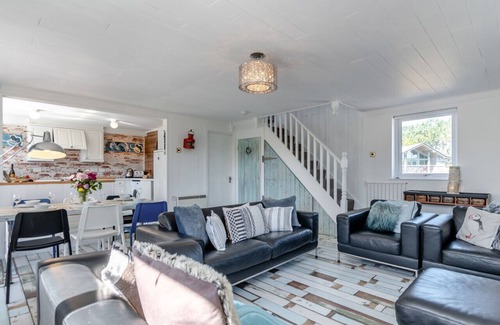 Pembroke Casa | Tenby Lodge - Three Bedroom House, Sleeps 6