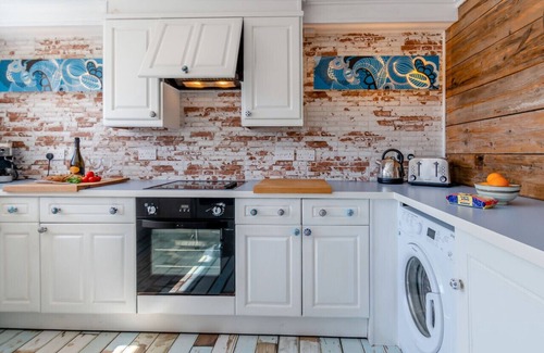 Pembroke Casa | Tenby Lodge - Three Bedroom House, Sleeps 6