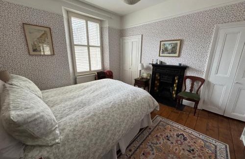 Tenby Casa | Tenby Victorian Villa with parking, pets allowed