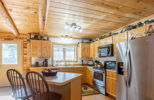 Custer Cabina | Tenderfoot Creek Cabin | 2 Bed, 1 Bath
