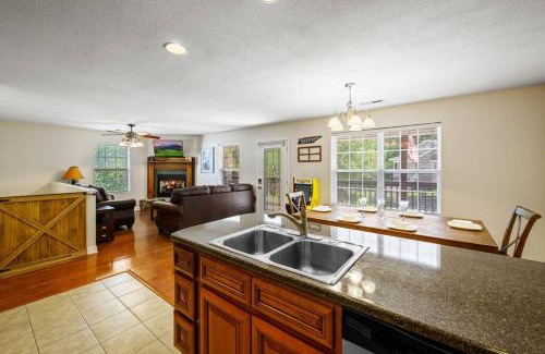 Gatlinburg - Pigeon Forge Casa | Tennessee Time Out - Entire Cottage Hot Tub, Creek, No Steep Roads