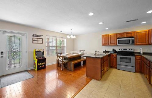 Gatlinburg - Pigeon Forge Casa | Tennessee Time Out - Entire Cottage Hot Tub, Creek, No Steep Roads