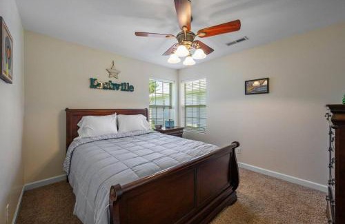 Gatlinburg - Pigeon Forge Casa | Tennessee Time Out - Entire Cottage Hot Tub, Creek, No Steep Roads