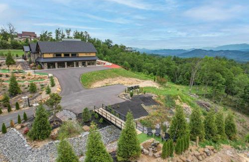 Gatlinburg - Pigeon Forge Casa | Tennessee Whiskey, Indoor Pool, Amazing Views, Theater Room, Hot Tub, 5 Star Luxury!