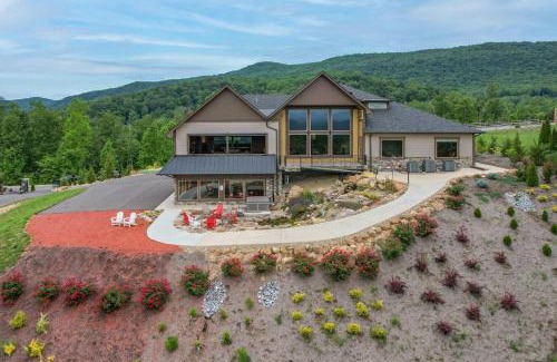 Gatlinburg - Pigeon Forge Casa | Tennessee Whiskey, Indoor Pool, Amazing Views, Theater Room, Hot Tub, 5 Star Luxury!