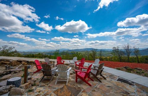 Gatlinburg - Pigeon Forge Casa | Tennessee Whiskey, Indoor Pool, Amazing Views, Theater Room, Hot Tub, 5 Star Luxury!