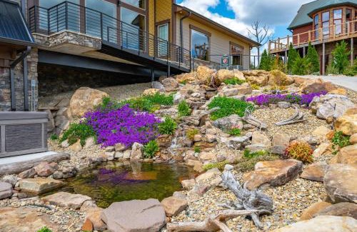Gatlinburg - Pigeon Forge Casa | Tennessee Whiskey, Indoor Pool, Amazing Views, Theater Room, Hot Tub, 5 Star Luxury!