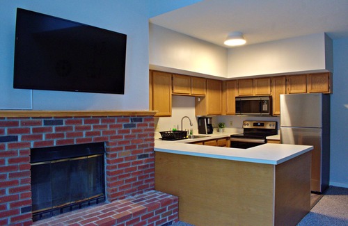 Plymouth Condominio | Tenney Mountain Getaway - Ski In/Ski Out; Lake, Hiking Trails, PSU Nearby!