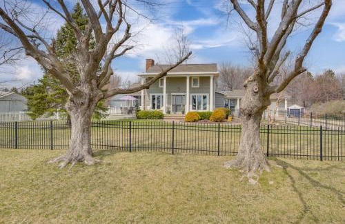Charles City Casa | Tennis Court and Deck Pet-Friendly Charles City Gem