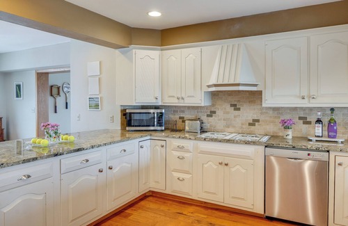 Charles City Casa | Tennis Court & Deck: Pet-Friendly Charles City Gem