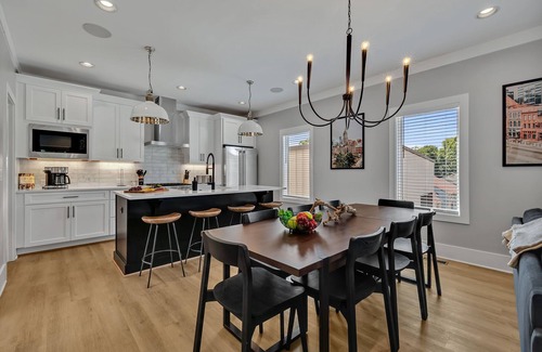 Berry Hill Cabaña | Tenor - Private Rooftop - 8 Mins to Broadway