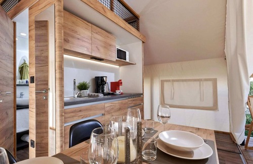Mol Alquiler De RV | Tent Lodge With Bathroom and Airco, Near a Lake