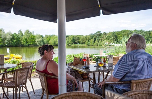 Mol Alquiler De RV | Tent Lodge With Bathroom and Airco, Near a Lake