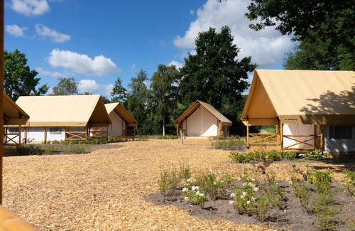 Mol Alquiler De RV | Tent Lodge With Bathroom and Airco, Near a Lake