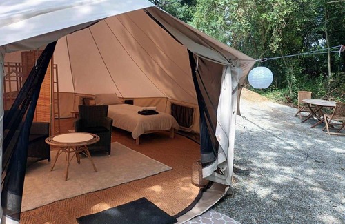 Lacapelle-Pinet Cabina | Tente Glamping Dans le Calme, Avec Piscine, Salle de Bain et Cuisine