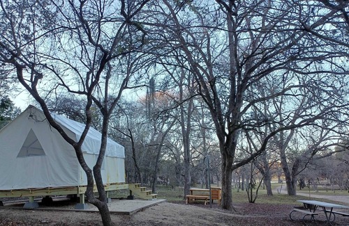 Spring Branch Alquiler De RV | Tentrr State Park Site - Texas Guadalupe River State Park - Site E - Single Camp