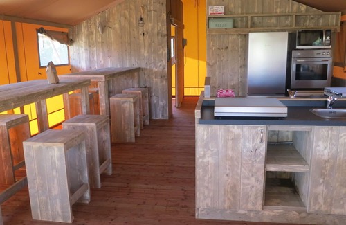 Bant Casa | Carpas con cocina y baño cerca de un estanque