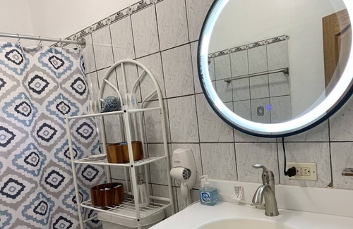 West End Apartamento | Tepsville (Lovely Tropical 1-Bedroom) 10 min from the Beach