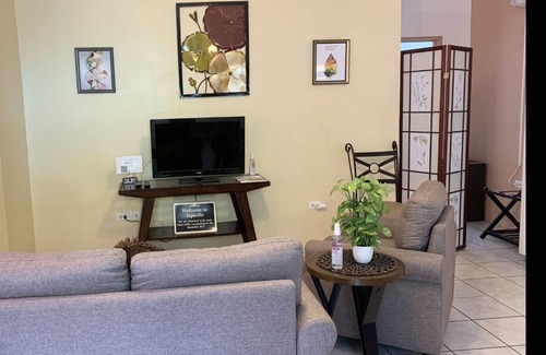 West End Apartamento | Tepsville (Lovely Tropical 1-Bedroom) 10 min from the Beach