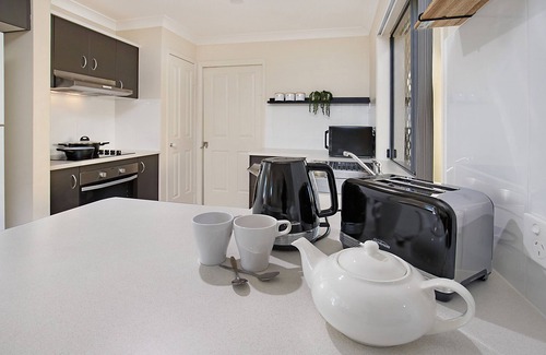 Eight Mile Plains Casa | Terbium Sanctuary: Centrally located to shopping, good food and parks