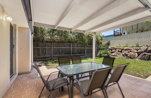 Eight Mile Plains Casa | Terbium Sanctuary: Centrally located to shopping, good food and parks