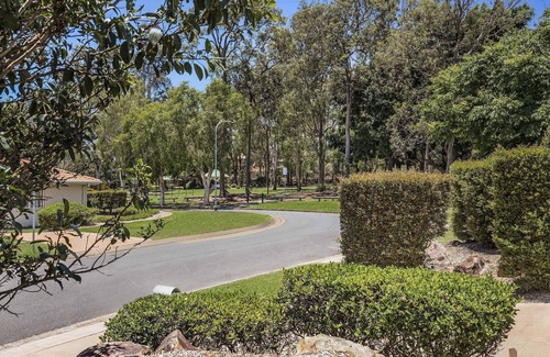 Eight Mile Plains Casa | Terbium Sanctuary: Centrally located to shopping, good food and parks