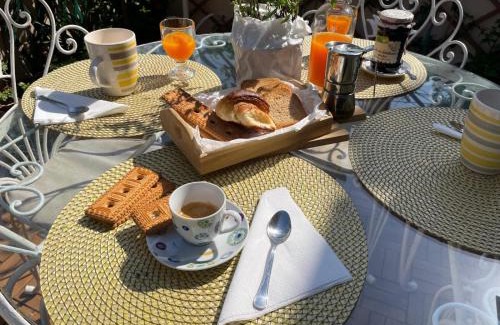 Prati Apartamento | Terrace & 1930s Charm - Vatican Walk