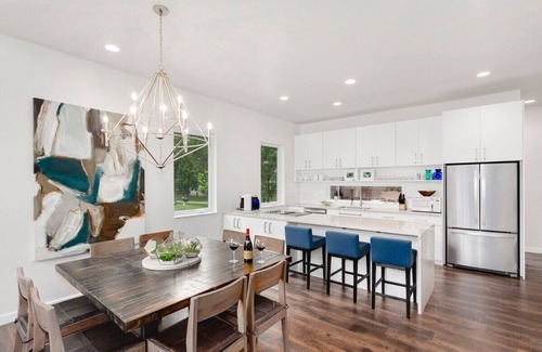 Downtown Casa | Terracotta Townhome - By Momentary-Bikes available