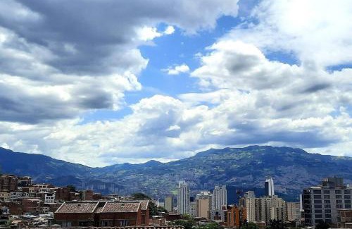 Buenos Aires Apartamento | Terraza y vista, Poblado a 5min.
