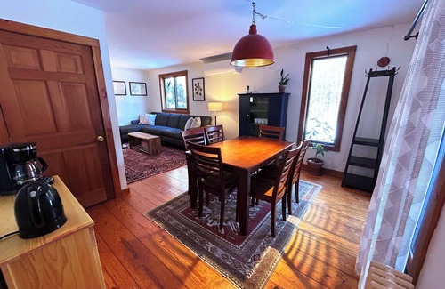 Leverett Apartamento | Terrific 3-bedroom unit in charming Leverett with AC