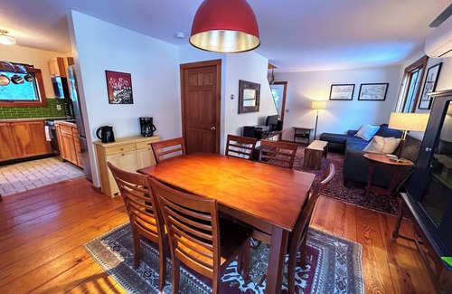 Leverett Apartamento | Terrific 3-bedroom unit in charming Leverett with AC