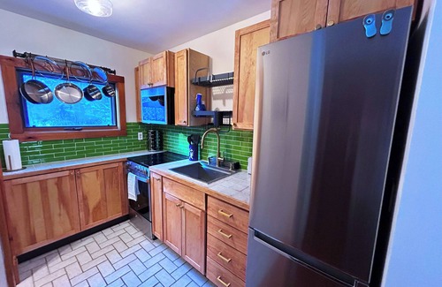 Leverett Apartamento | Terrific 3-bedroom unit in charming Leverett with AC