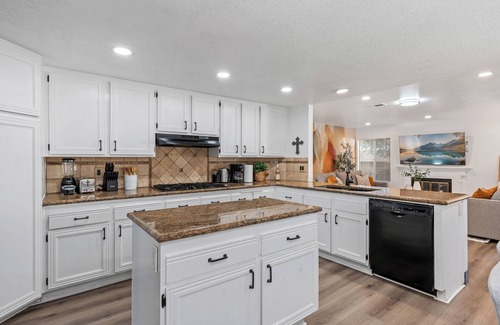 Highland Casa | Terrific 5-bedroom pool in prime location of Highland