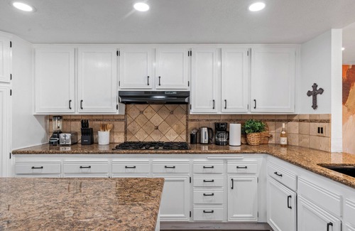 Highland Casa | Terrific 5-bedroom pool in prime location of Highland