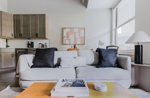 Edgewater Beach Apartamento | Terrific Edgewater 1BR w/Fitness Center, Lounge & W/D, by Bluedground