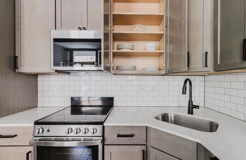Edgewater Beach Apartamento | Terrific Edgewater 1BR w/Fitness Center, Lounge & W/D, by Bluedground