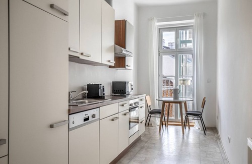 Weißgerber Apartamento | Terrific Landstraße 2BR w/ Elevator, nr Tram & Dining, by Blueground